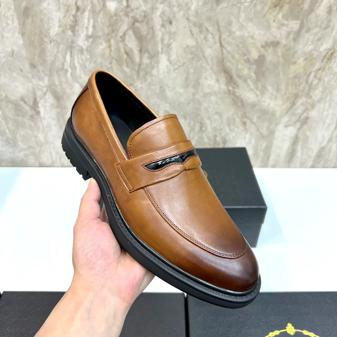 Original order quality: P580 Brand: PRADA (Prada) Standard code: Men's size 38/44 (45 can be customized) Grade: Same style as the official website High-quality men's shoes Material: Original cowhide Water-dyed cowhide lining Rubber outsole Style categories: Men's fashionable formal leather shoes Slip-on men's shoes series Young fashion European and American trends British style Top luxury Color: Actual picture